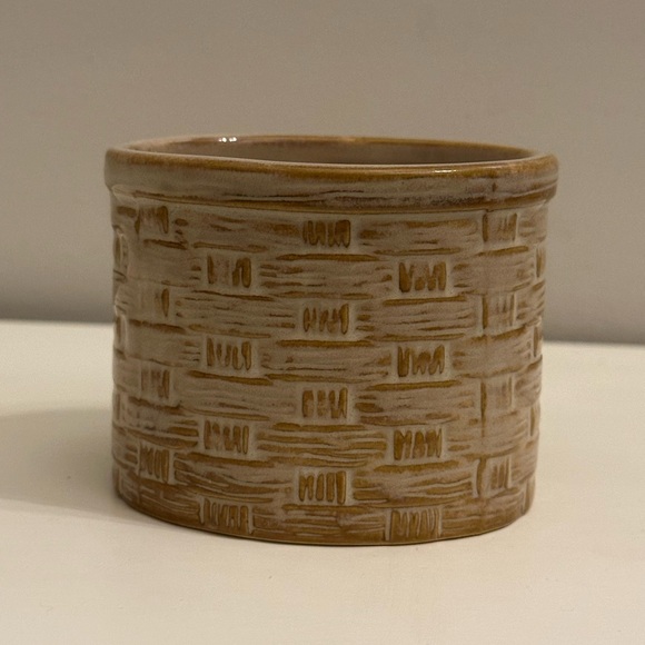 Bath & Body Works Ceramic Apple Basket Oval Planter Lotion bottle Holder - Picture 3 of 5